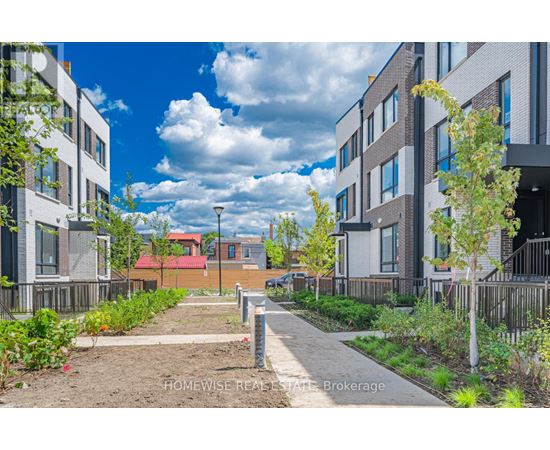 A residential area with apartment buildings and a clear sky.