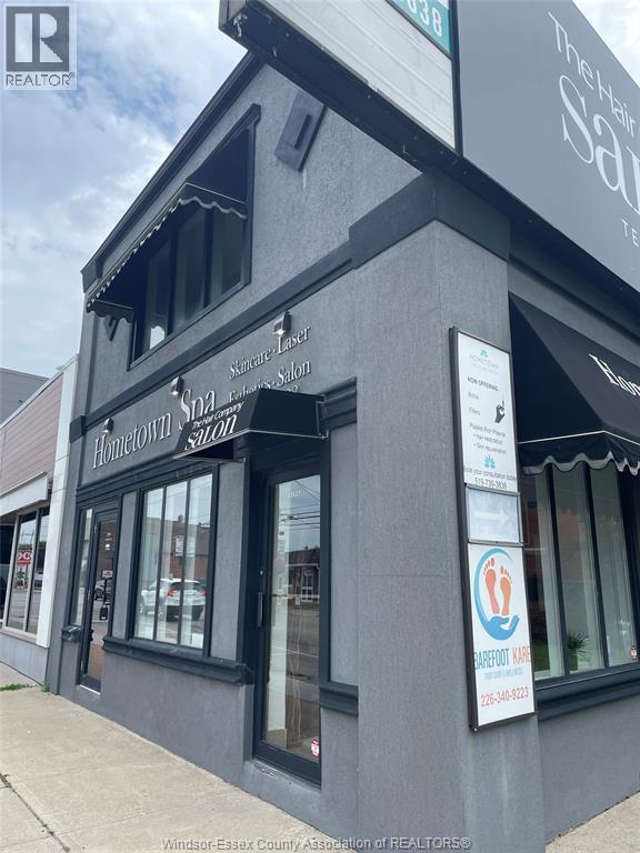 A building with a sign that says Hometown Salon.