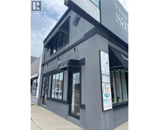 A building with a sign that says Hometown Salon.