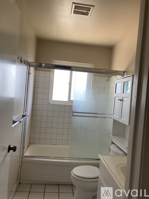 A bathroom with a toilet, sink, and bathtub.