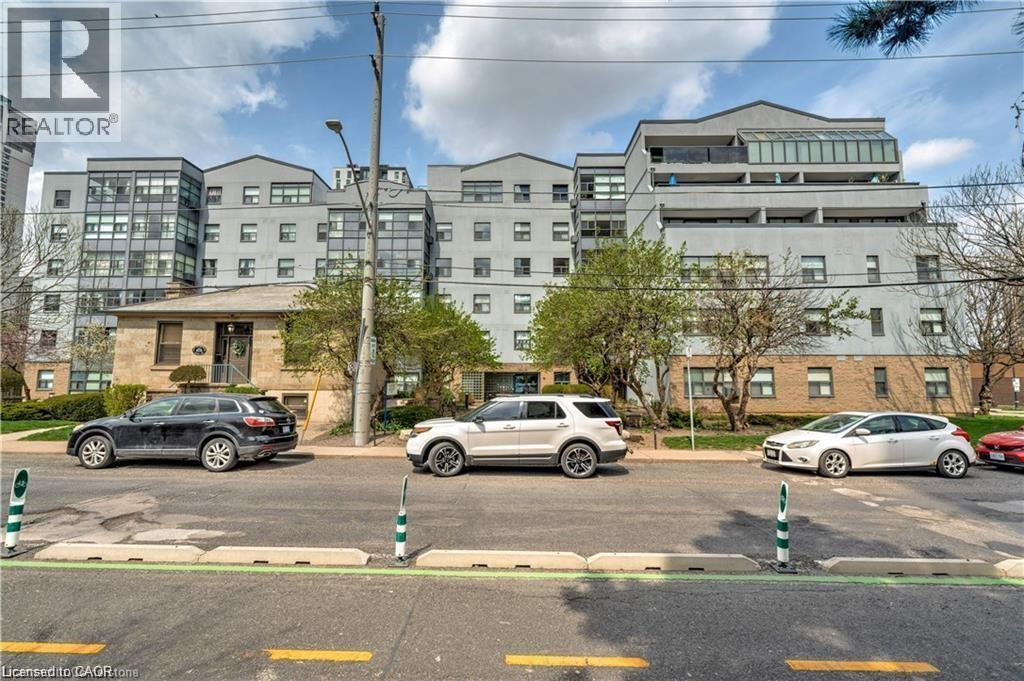 A parking lot with cars and a building in the background.