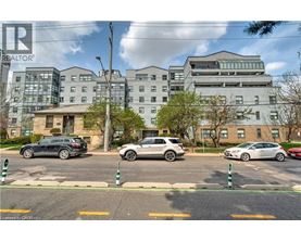 A parking lot with cars and a building in the background.