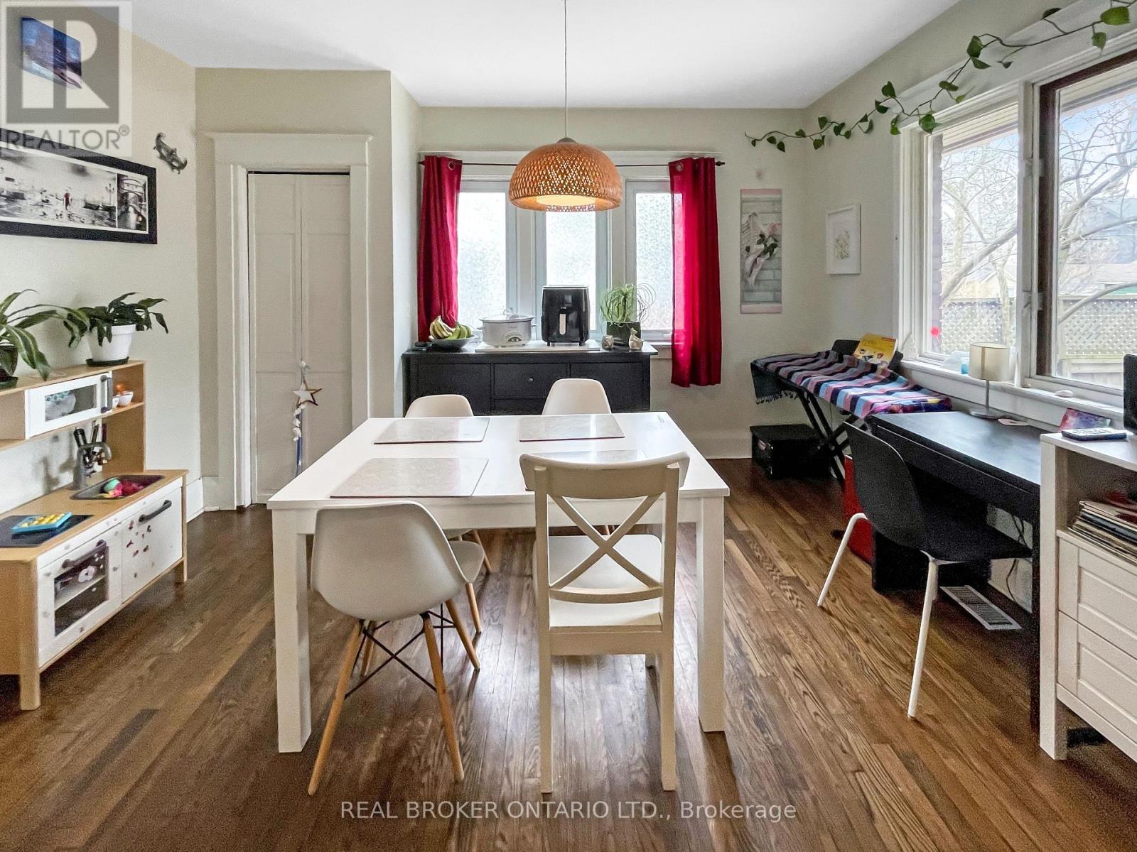 A dining room with a white table and chairs.
