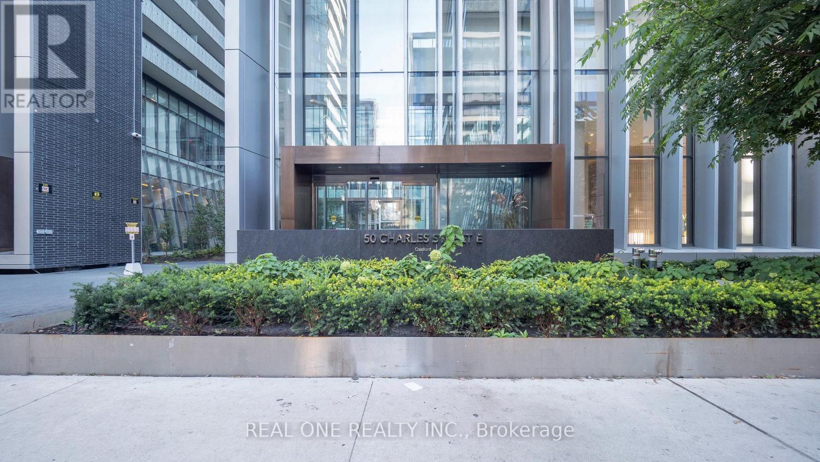 A building with the sign REALTOR in front of it.