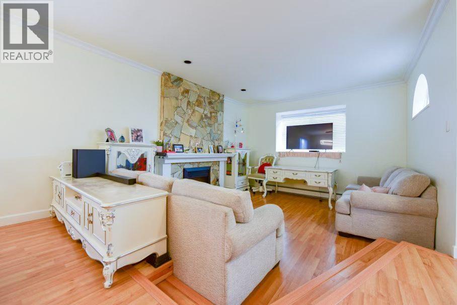 A living room with a white sofa and a white coffee table.
