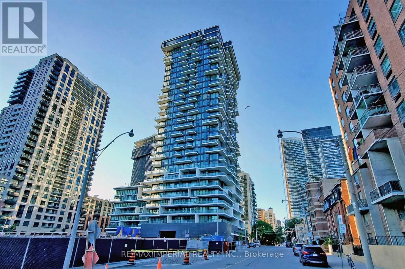 A tall building under construction with a sign that reads "REMAX TERRENCY REALTY INC.".