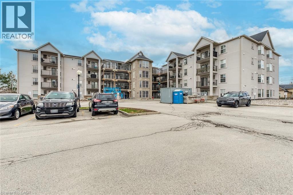 A parking lot with cars and apartment buildings in the background.