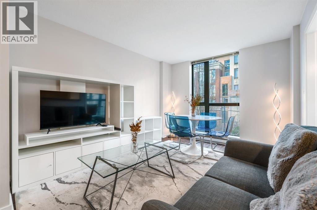 Source URL: https://ddfcdn.realtor.ca/listing/TS639112432304830000/reb89/highres/8/R3108268_2.jpg