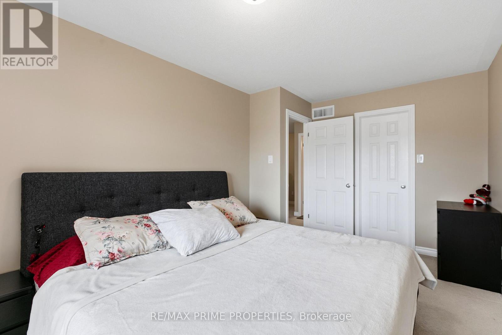 Source URL: https://ddfcdn.realtor.ca/listing/TS639112444080700000/reb76/highres/4/x12970624_19.jpg