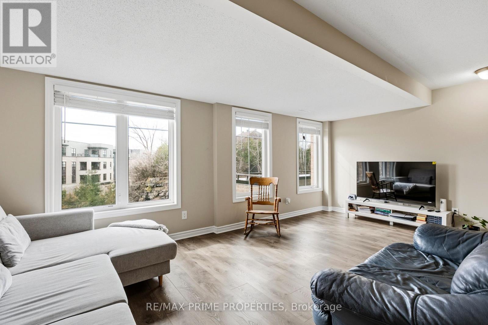 Source URL: https://ddfcdn.realtor.ca/listing/TS639112444080700000/reb76/highres/4/x12970624_7.jpg
