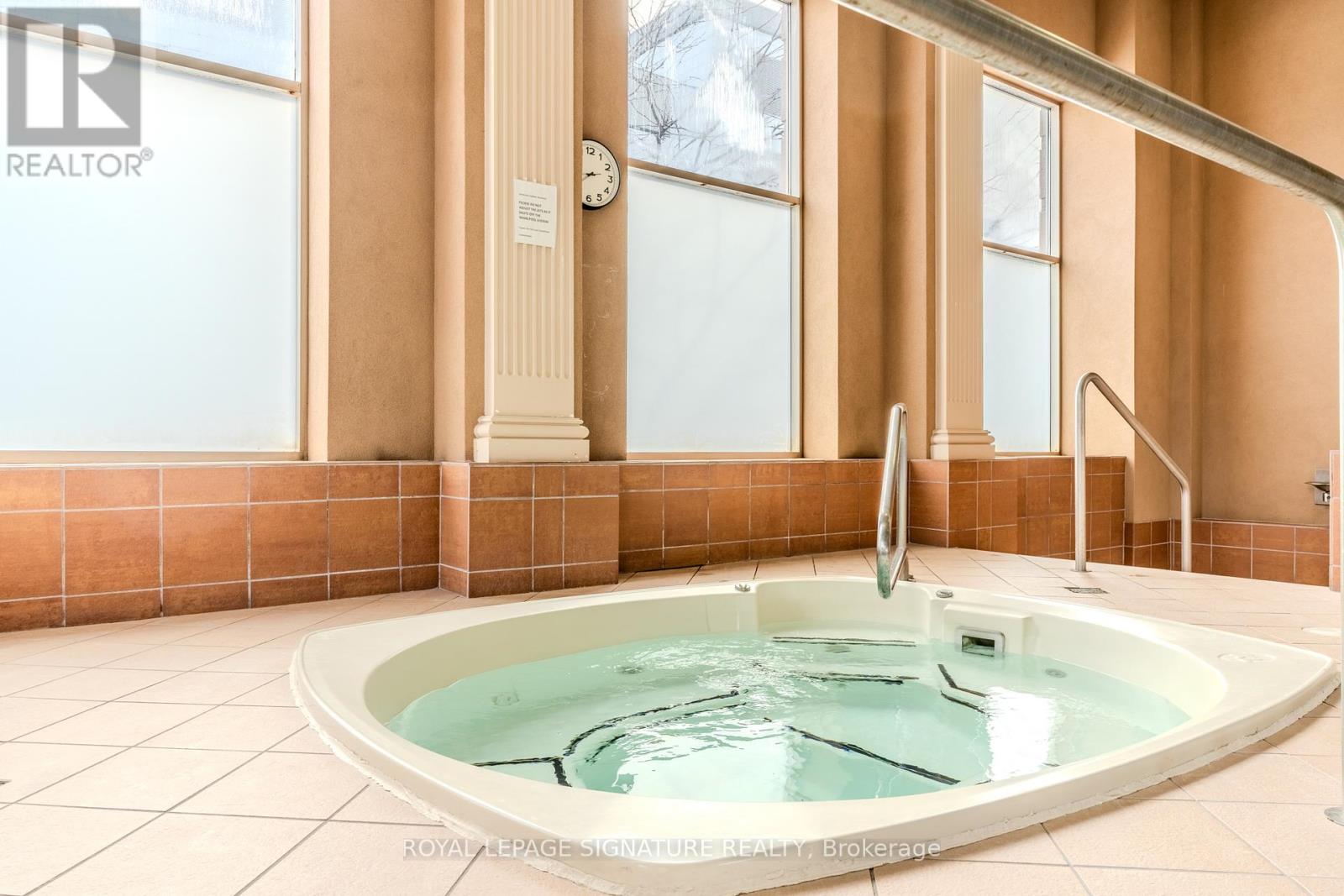 Source URL: https://ddfcdn.realtor.ca/listing/TS639112451417370000/reb82/highres/6/e12970496_19.jpg