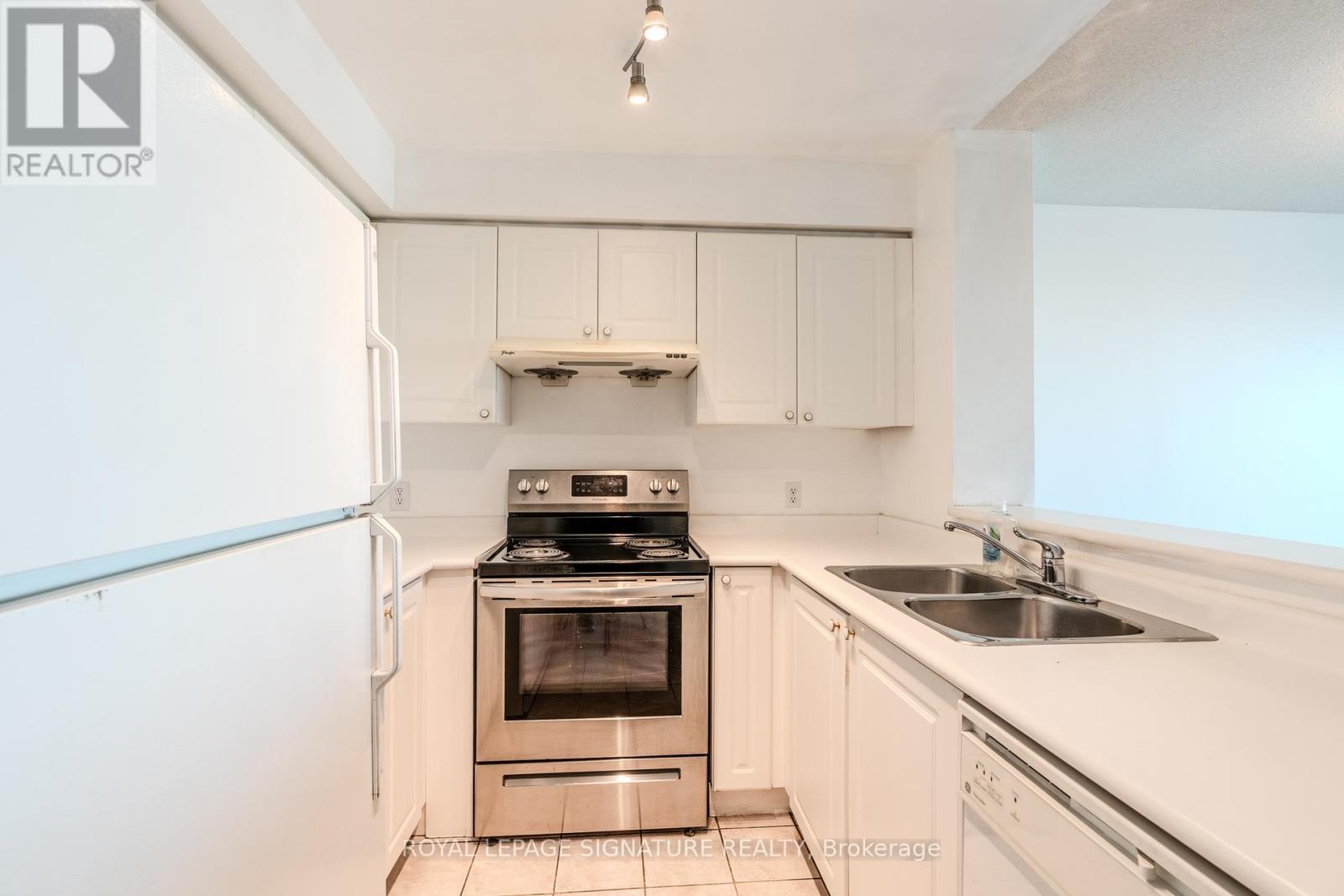 Source URL: https://ddfcdn.realtor.ca/listing/TS639112451417370000/reb82/highres/6/e12970496_6.jpg