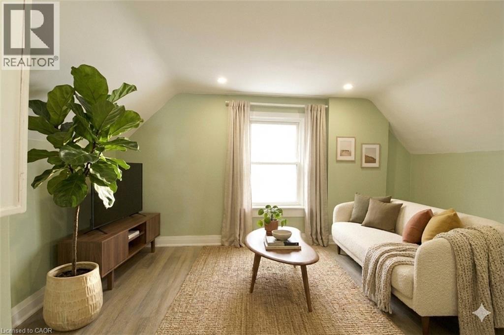Source URL: https://ddfcdn.realtor.ca/listing/TS639112464719970000/reb14/highres/8/40818458_1.jpg