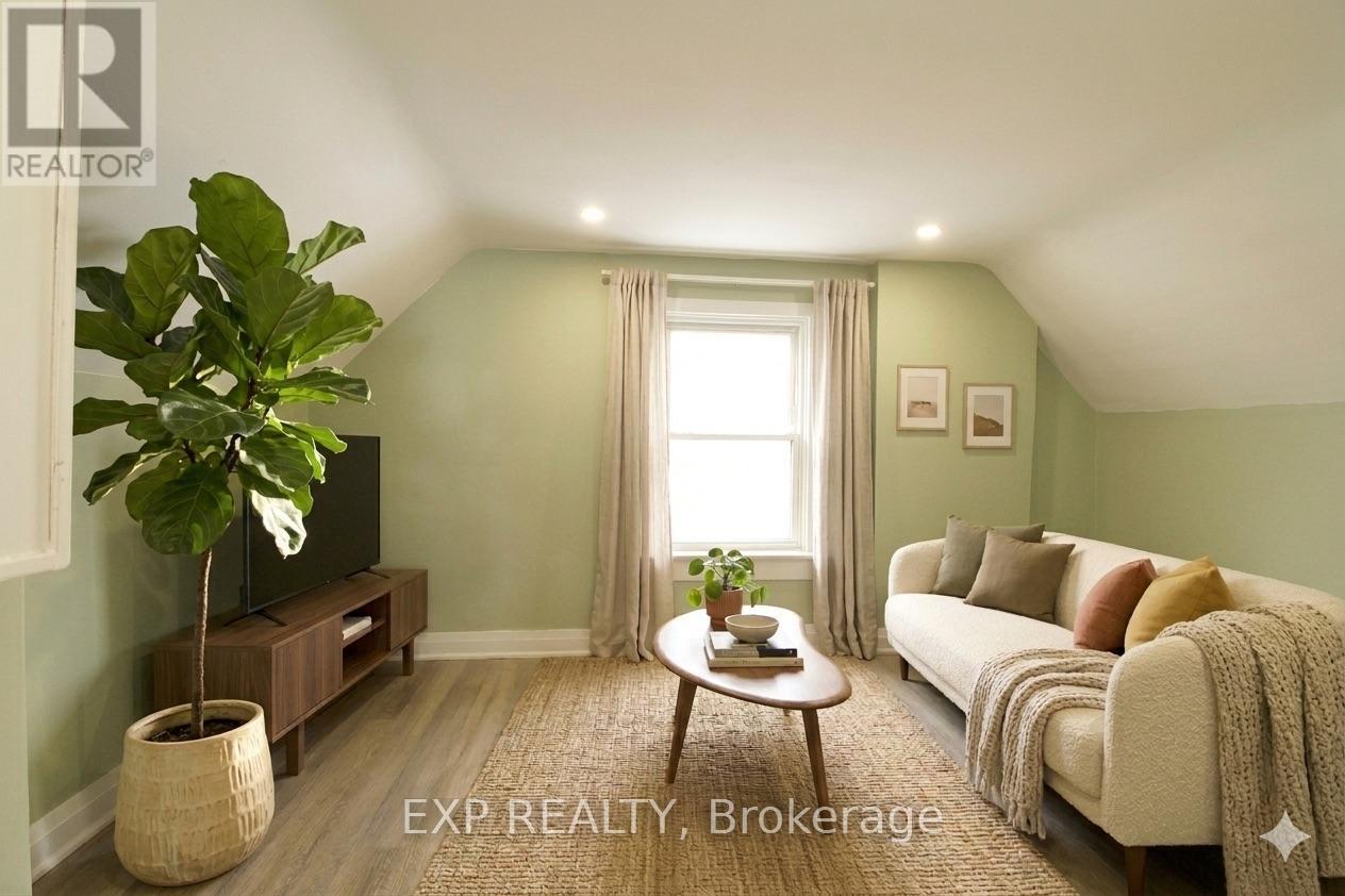 Source URL: https://ddfcdn.realtor.ca/listing/TS639112474218130000/reb82/highres/2/x12970782_1.jpg