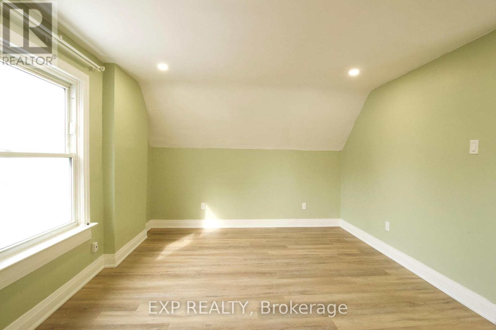Source URL: https://ddfcdn.realtor.ca/listing/TS639112474218130000/reb82/highres/2/x12970782_3.jpg