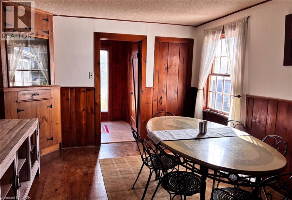 Source URL: https://ddfcdn.realtor.ca/listing/TS639112475861630000/reb14/highres/3/40818703_5.jpg