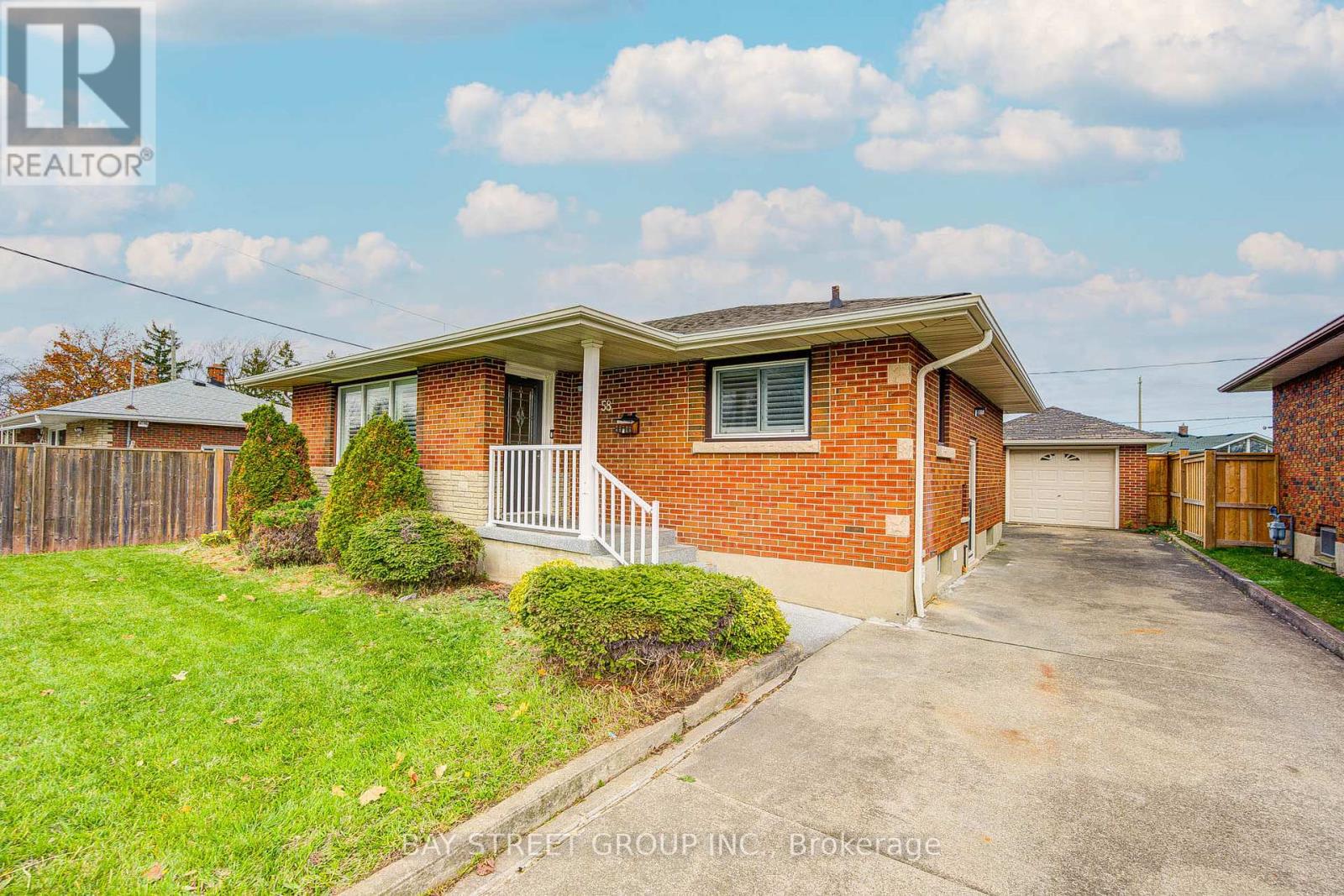 Source URL: https://ddfcdn.realtor.ca/listing/TS639112481396930000/reb114/highres/0/x12971010_2.jpg