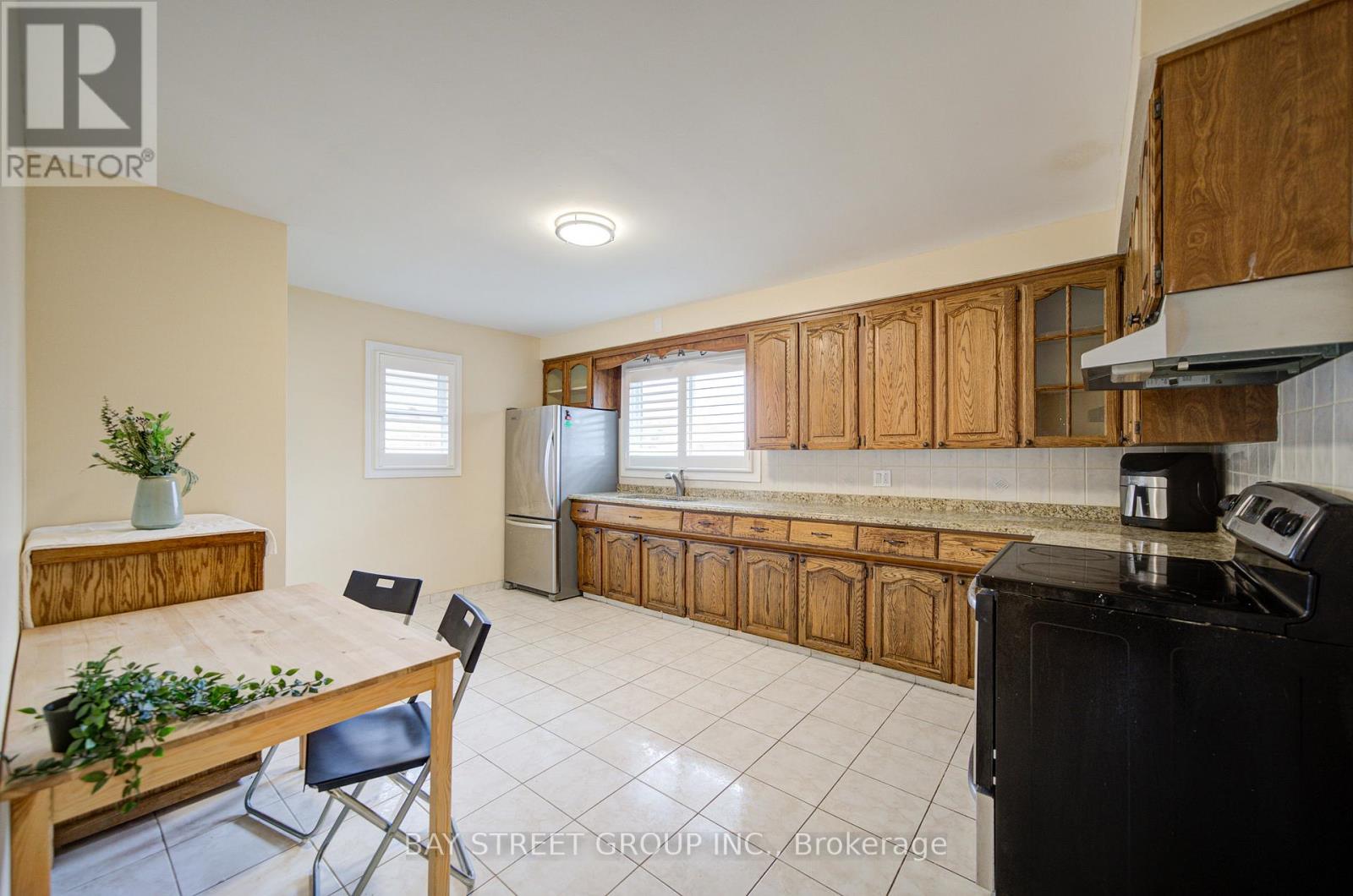 Source URL: https://ddfcdn.realtor.ca/listing/TS639112481396930000/reb114/highres/0/x12971010_8.jpg