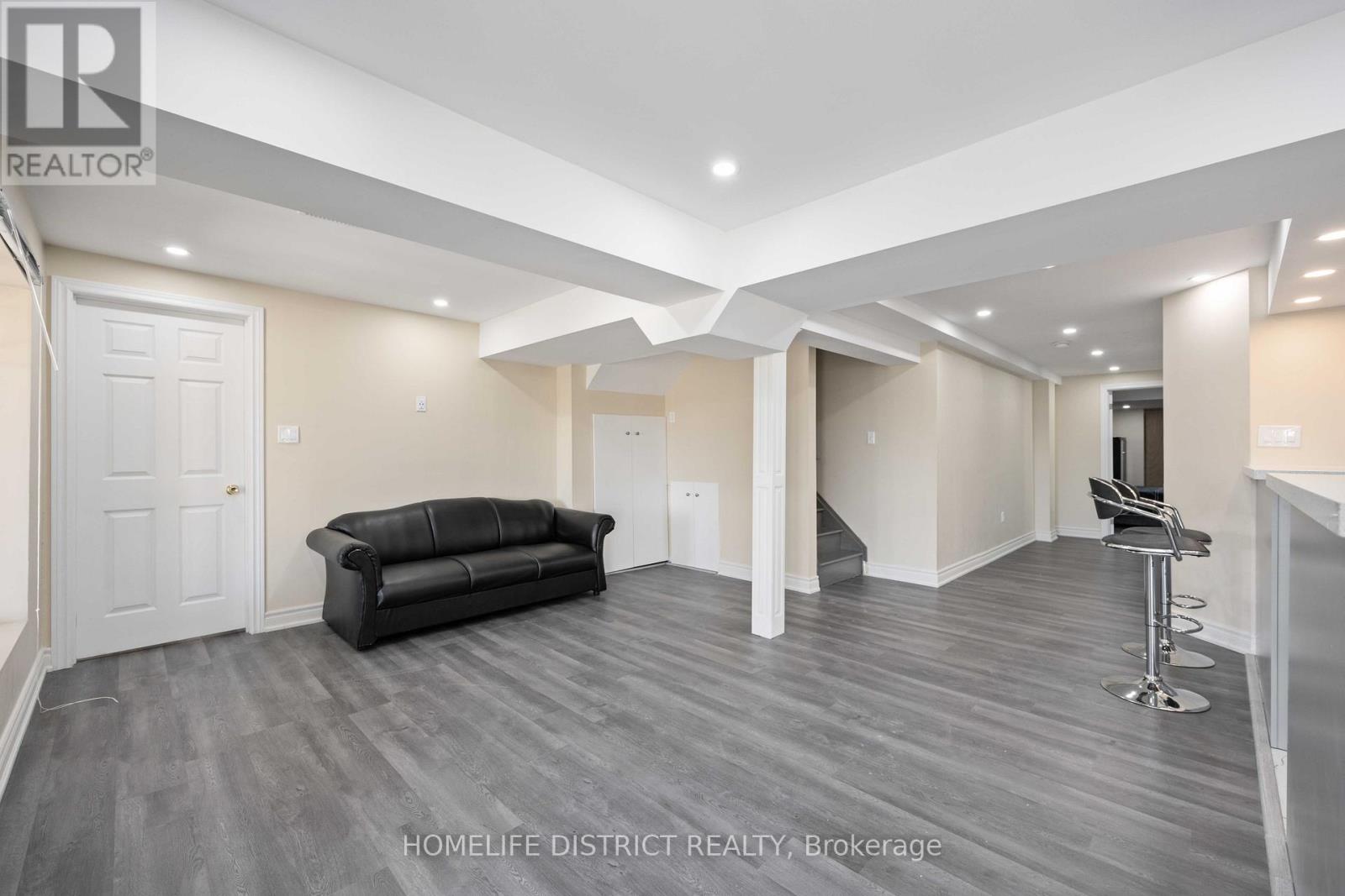 Source URL: https://ddfcdn.realtor.ca/listing/TS639112485347330000/reb82/highres/0/e12971110_6.jpg