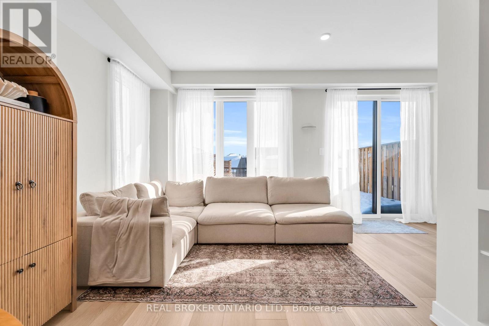 Source URL: https://ddfcdn.realtor.ca/listing/TS639112489581730000/reb82/highres/8/w12970928_15.jpg