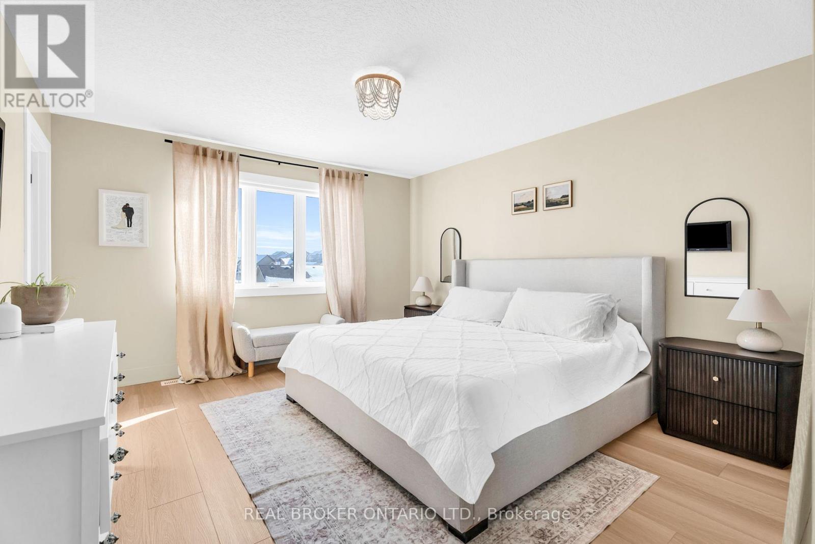 Source URL: https://ddfcdn.realtor.ca/listing/TS639112489581730000/reb82/highres/8/w12970928_23.jpg