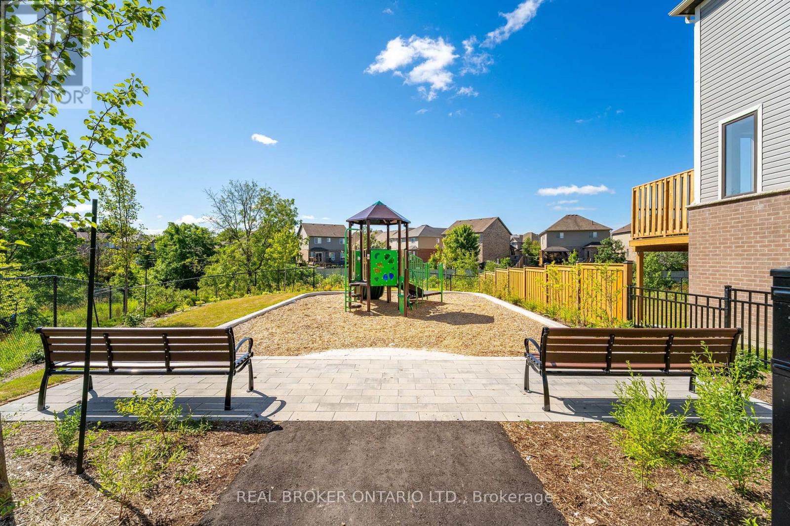 Source URL: https://ddfcdn.realtor.ca/listing/TS639112489581730000/reb82/highres/8/w12970928_37.jpg