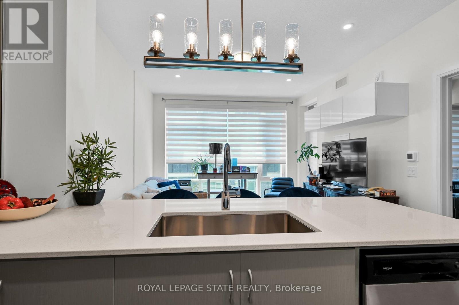 Source URL: https://ddfcdn.realtor.ca/listing/TS639112491620000000/reb82/highres/2/x12971112_14.jpg