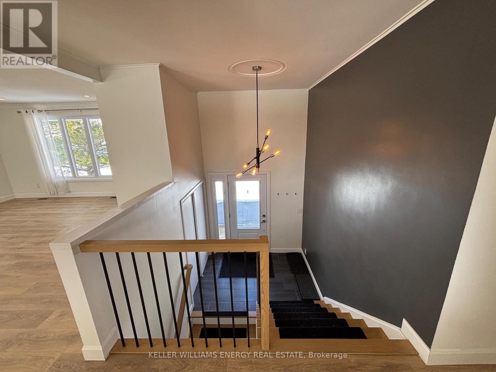 Source URL: https://ddfcdn.realtor.ca/listing/TS639112494483100000/reb88/highres/4/x12971334_19.jpg
