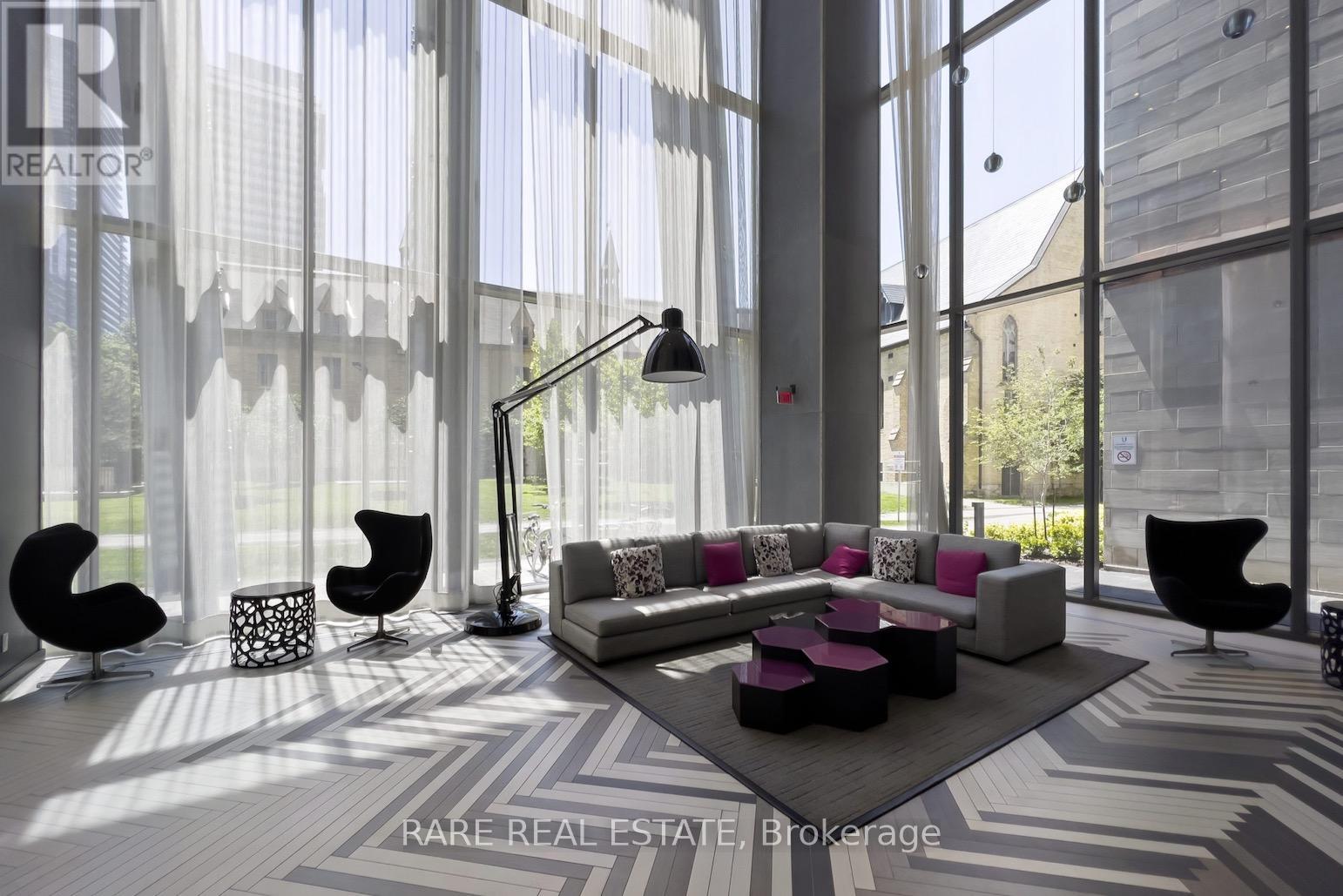 Source URL: https://ddfcdn.realtor.ca/listing/TS639112504673670000/reb82/highres/0/c12971400_10.jpg