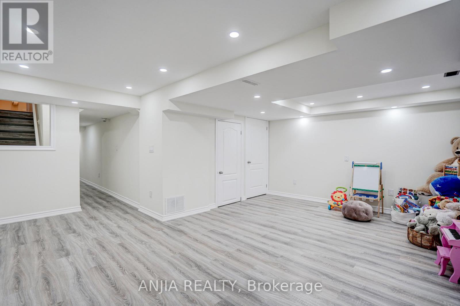 Source URL: https://ddfcdn.realtor.ca/listing/TS639112507734770000/reb82/highres/2/n12971382_34.jpg