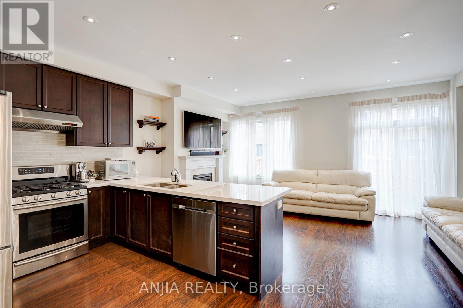 Source URL: https://ddfcdn.realtor.ca/listing/TS639112507734770000/reb82/highres/2/n12971382_5.jpg