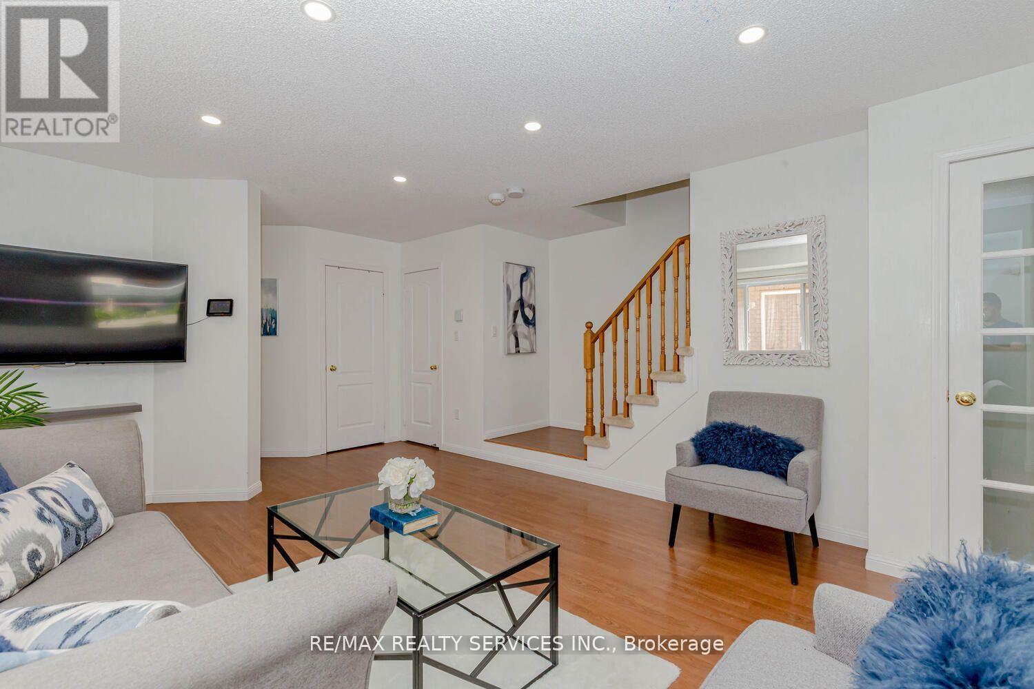 Source URL: https://ddfcdn.realtor.ca/listing/TS639112510612230000/reb82/highres/2/w12971292_3.jpg
