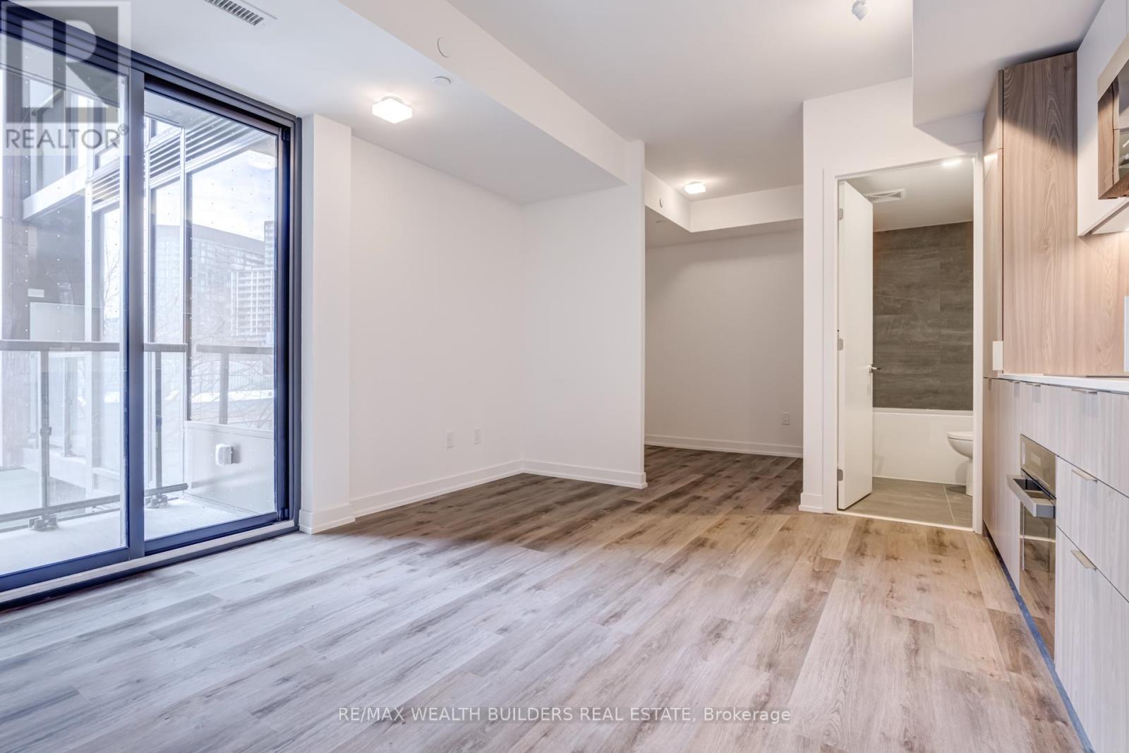 Source URL: https://ddfcdn.realtor.ca/listing/TS639112522170730000/reb82/highres/4/c12971664_4.jpg