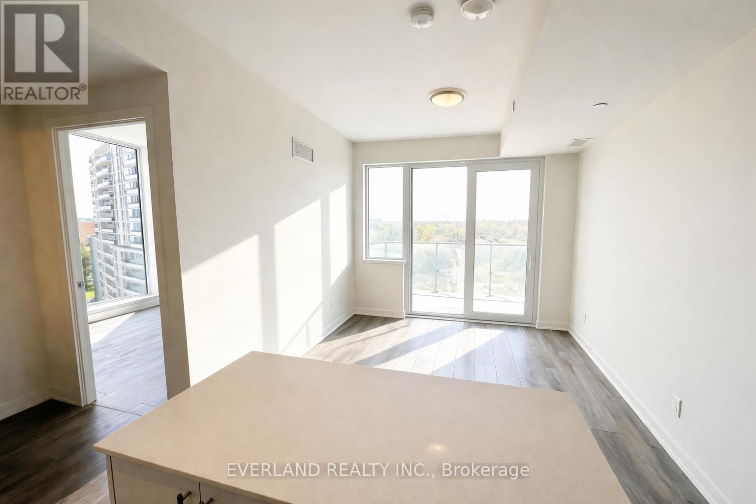 Source URL: https://ddfcdn.realtor.ca/listing/TS639112522172170000/reb82/highres/6/c12971676_2.jpg