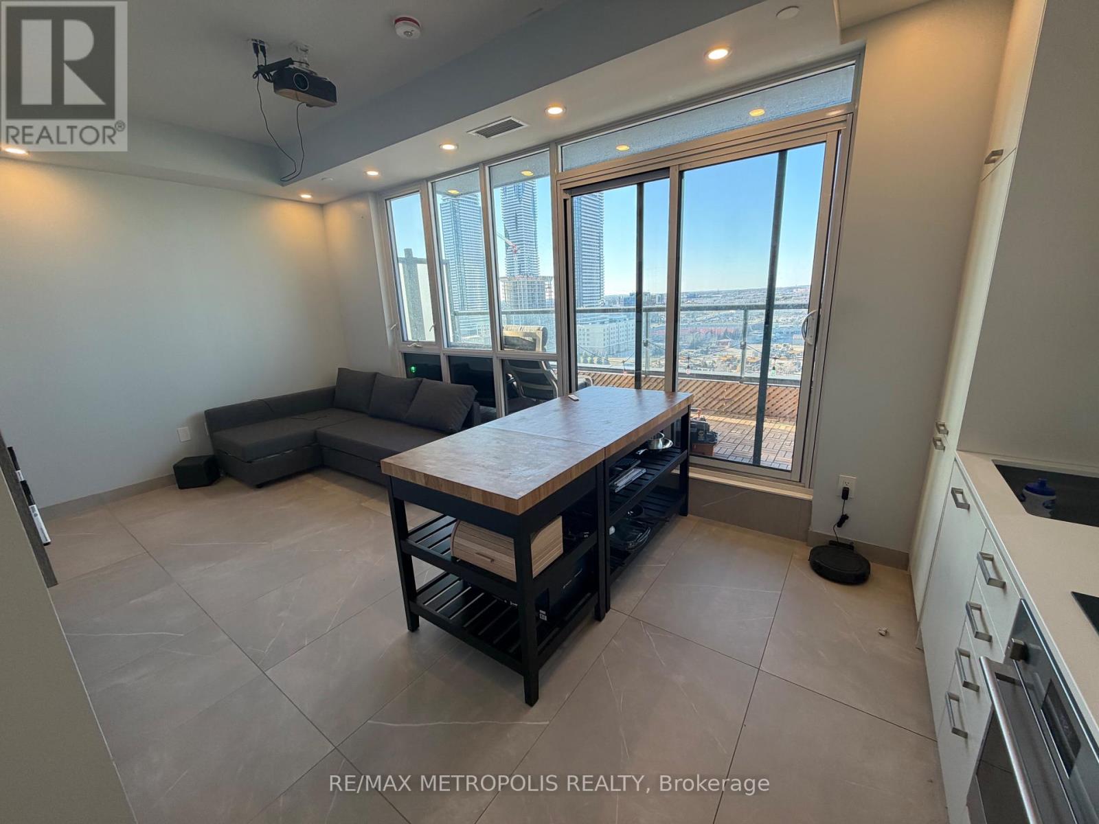 Source URL: https://ddfcdn.realtor.ca/listing/TS639112524576500000/reb82/highres/8/n12971648_1.jpg