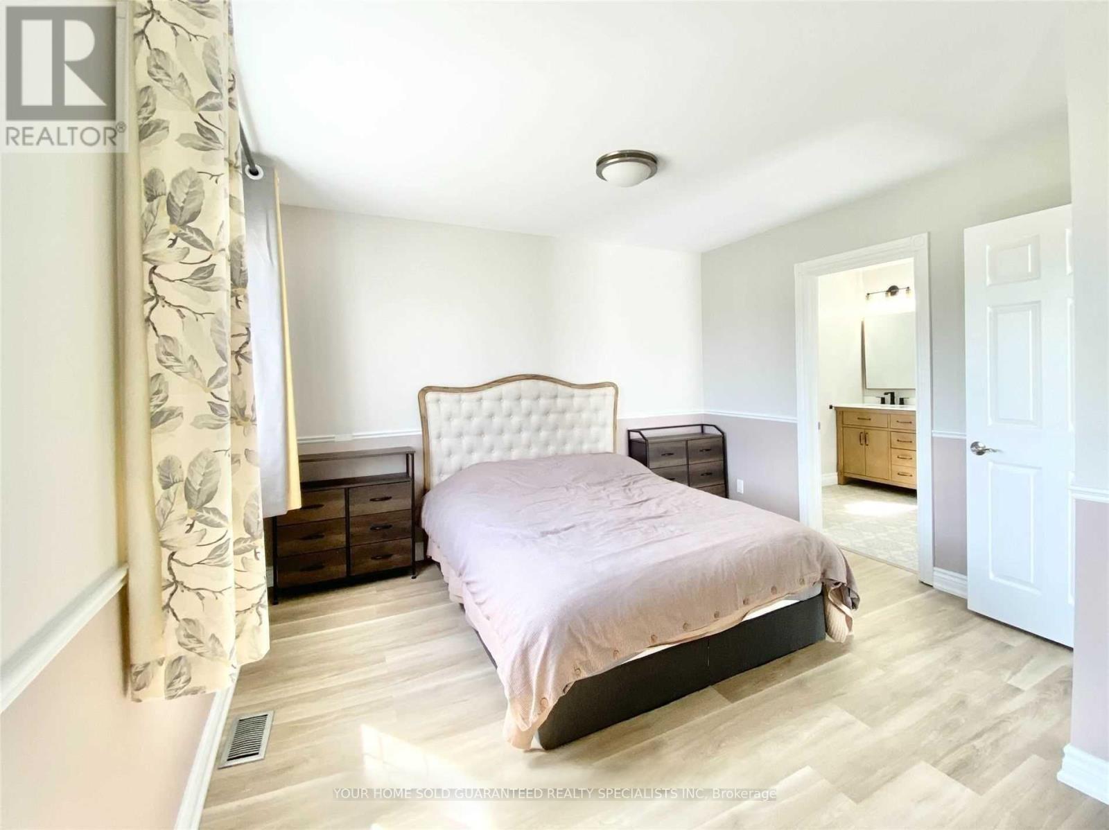 Source URL: https://ddfcdn.realtor.ca/listing/TS639112561643200000/reb82/highres/8/e12971798_13.jpg