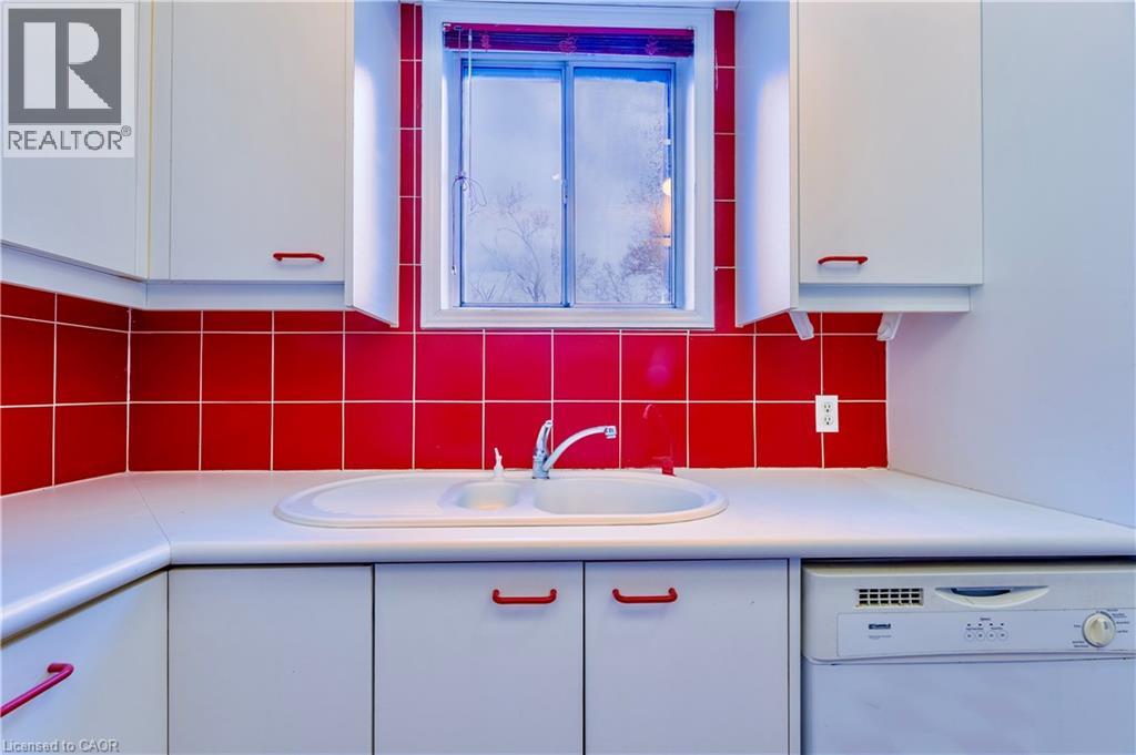 Source URL: https://ddfcdn.realtor.ca/listing/TS639112590426470000/reb14/highres/3/40807123_3.jpg