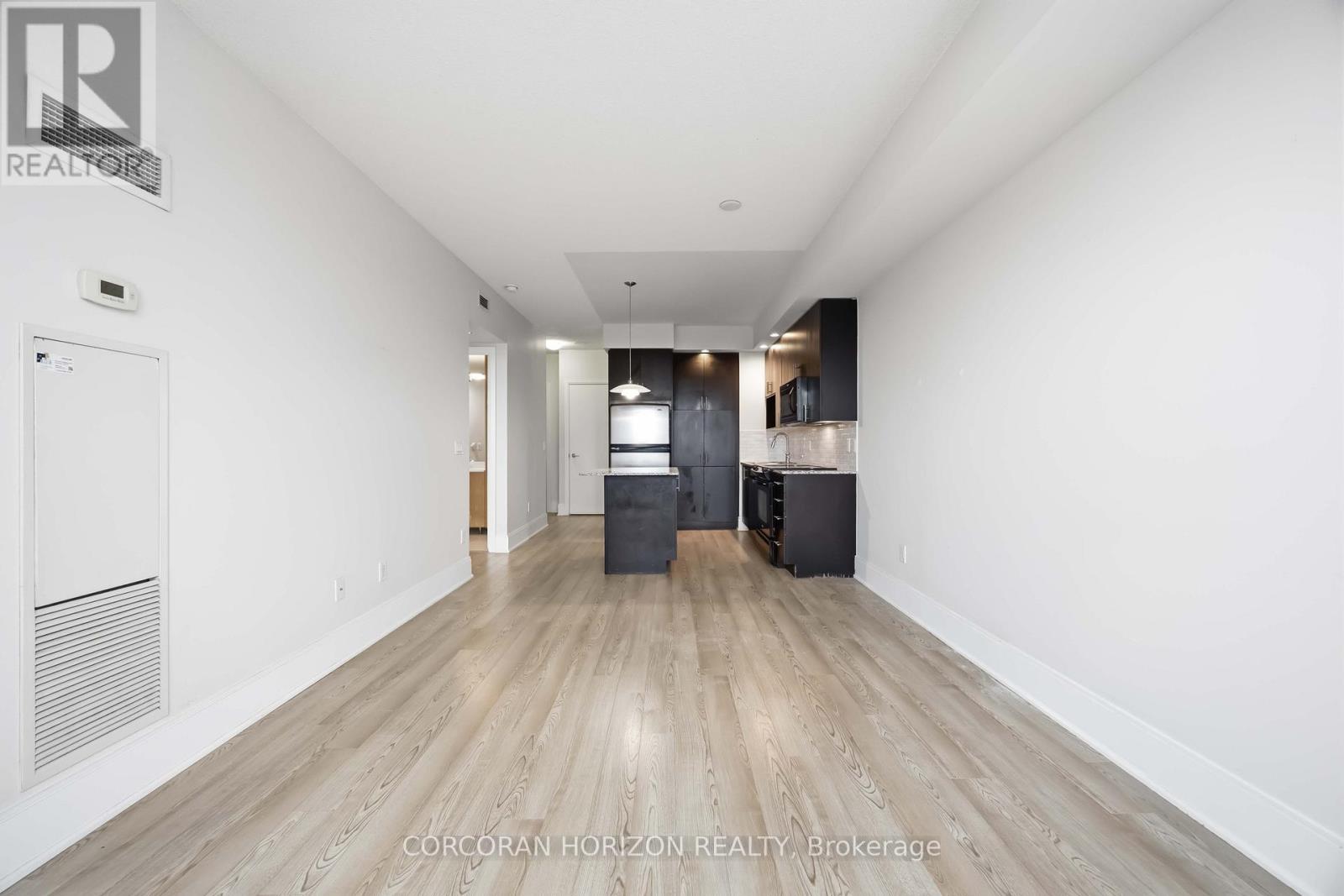 Source URL: https://ddfcdn.realtor.ca/listing/TS639112593065730000/reb82/highres/2/c12972402_18.jpg