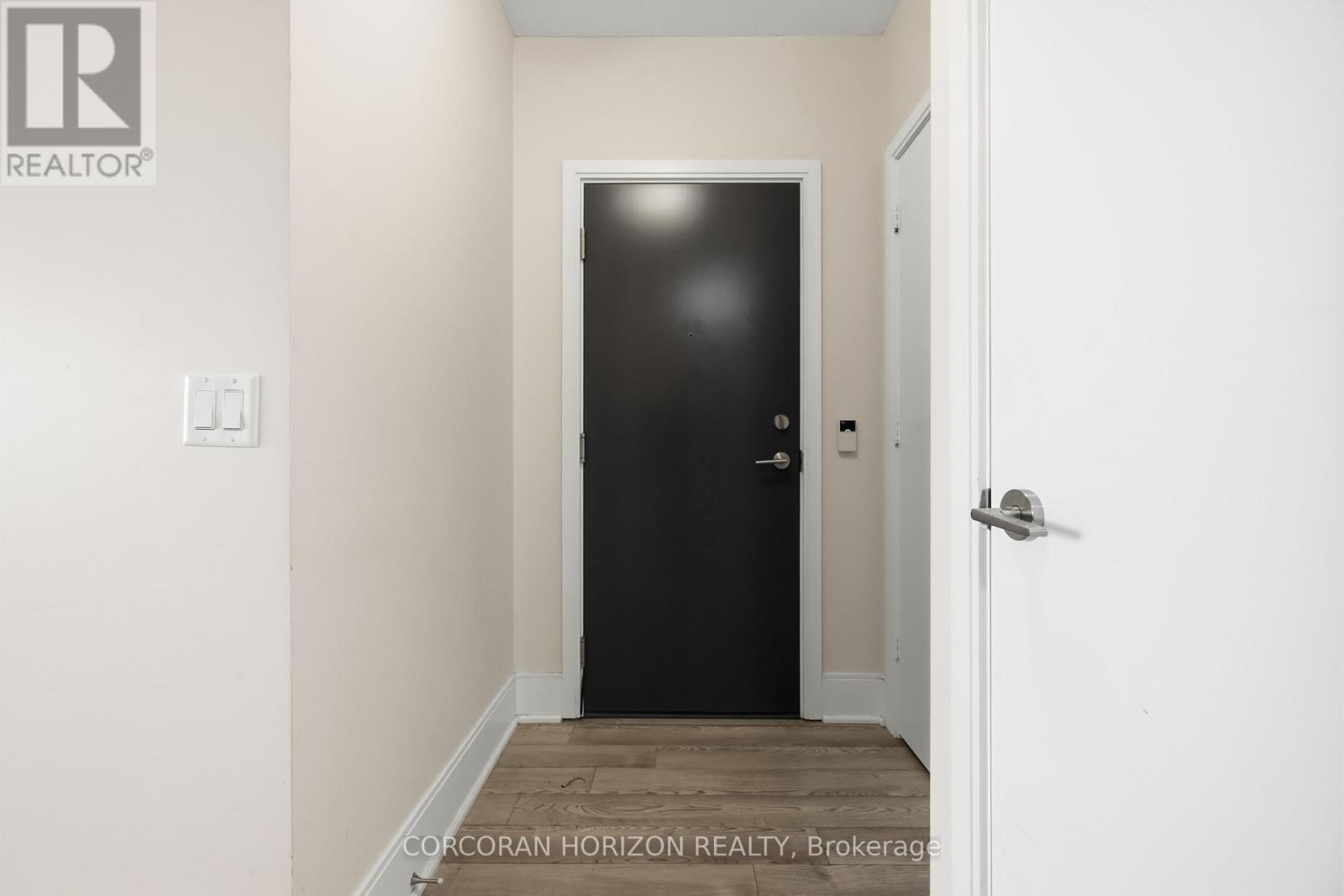 Source URL: https://ddfcdn.realtor.ca/listing/TS639112593065730000/reb82/highres/2/c12972402_2.jpg