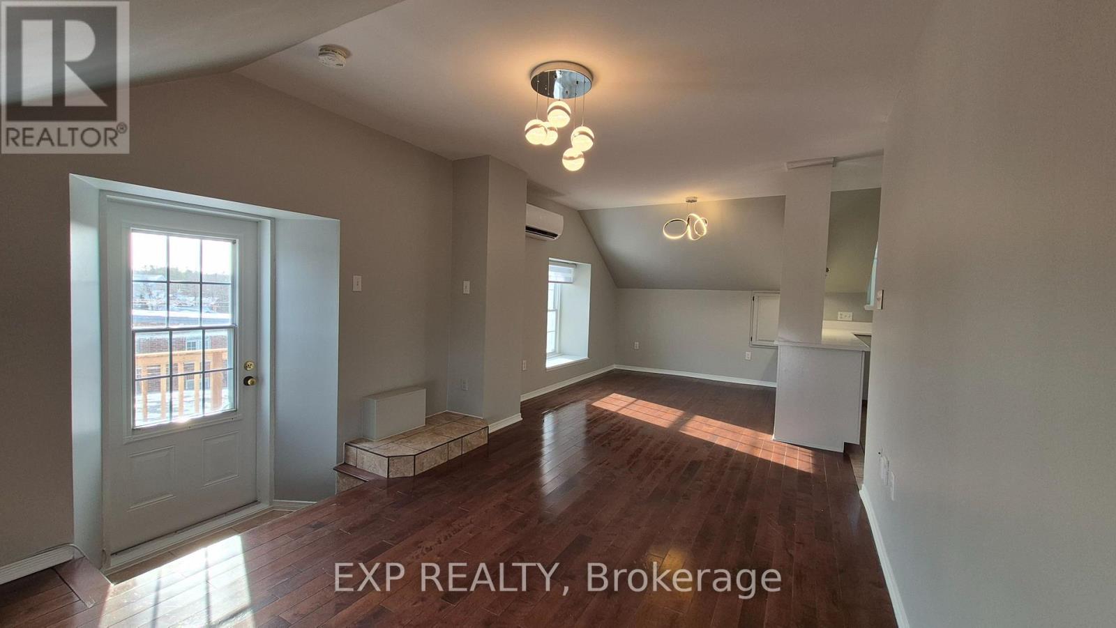 Source URL: https://ddfcdn.realtor.ca/listing/TS639112604767400000/reb76/highres/0/x12972790_1.jpg