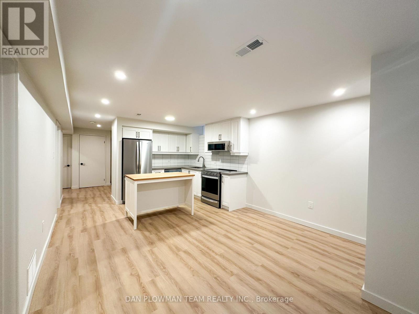 Source URL: https://ddfcdn.realtor.ca/listing/TS639112611766870000/reb82/highres/2/e12972772_2.jpg