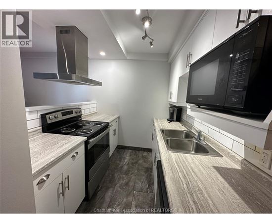 Source URL: https://ddfcdn.realtor.ca/listing/TS639112627881670000/reb32/highres/9/26007529_1.jpg