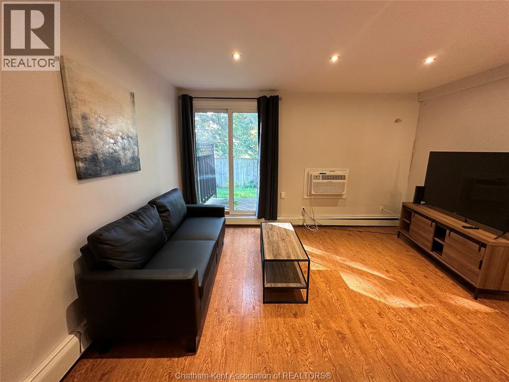 Source URL: https://ddfcdn.realtor.ca/listing/TS639112627881670000/reb32/highres/9/26007529_3.jpg