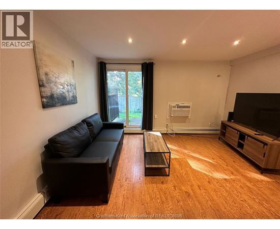 Source URL: https://ddfcdn.realtor.ca/listing/TS639112627881670000/reb32/highres/9/26007529_3.jpg
