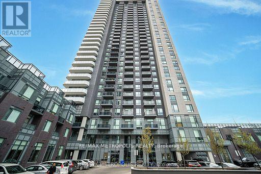 A tall building with the RE/MAX Metropolis Realty Brokerage in front.