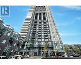 A tall building with the RE/MAX Metropolis Realty Brokerage in front.