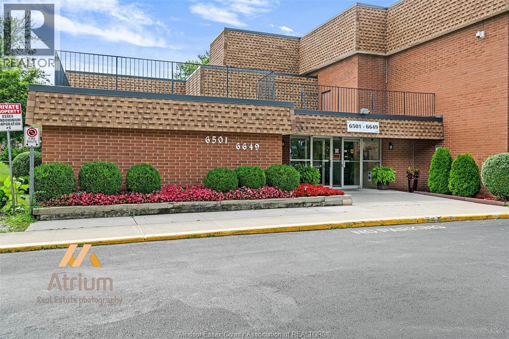 A brick building with a sign that says "CREATOR" on it.