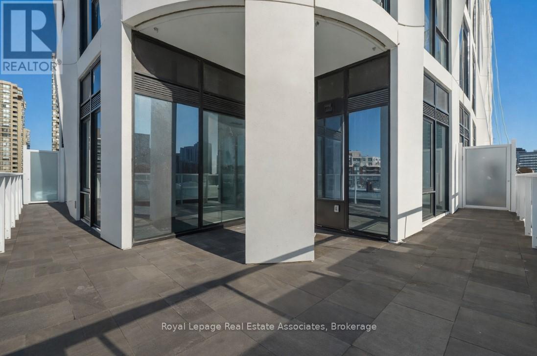 A building entrance with a glass door and a pillar.
