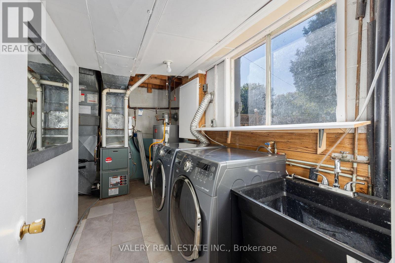 A laundry room with washers and dryers.