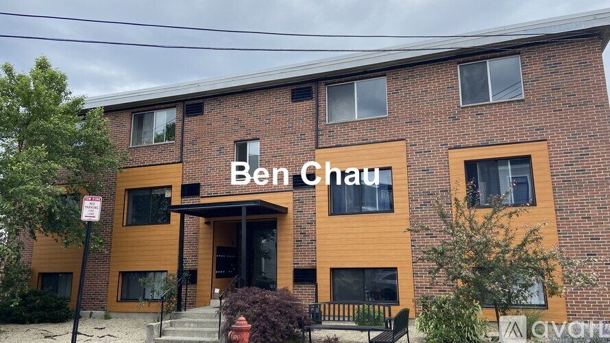 A building with the name Ben Chau on it.